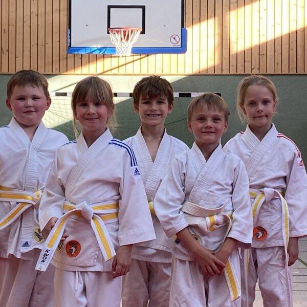 Fünf junge Judoka bestehen Prüfung